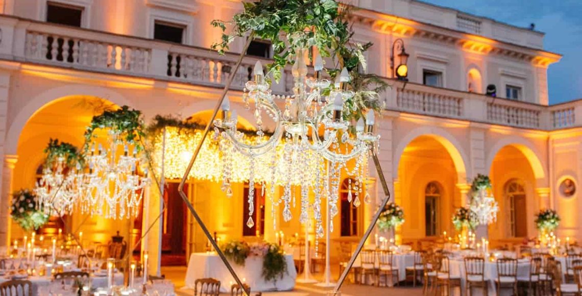 Allestimento sala da ricevimento con addobbi matrimonio floreali e luminosi