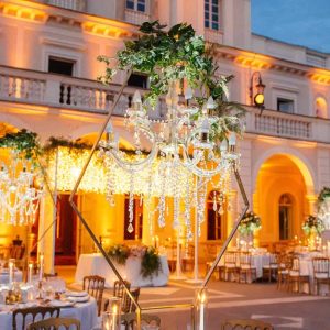 Allestimento sala da ricevimento con addobbi matrimonio floreali e luminosi