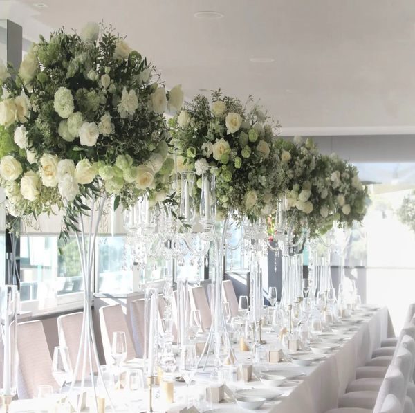 Tavolo da sala con addobbi floreali per matrimonio