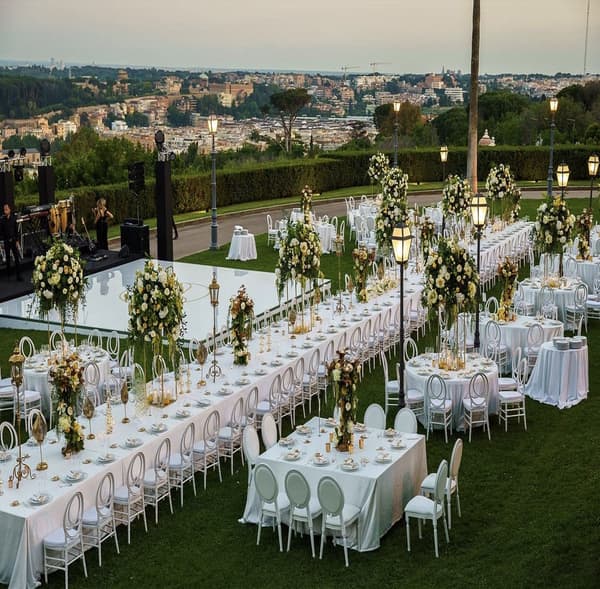 Tavoli all'aperto con addobbi per matrimonio 