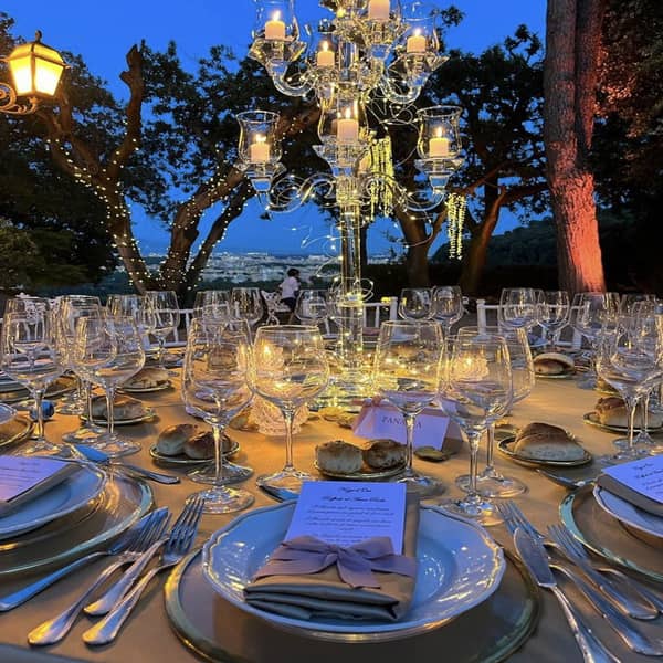 Addobbo luminoso per matrimonio su tavolo di sala