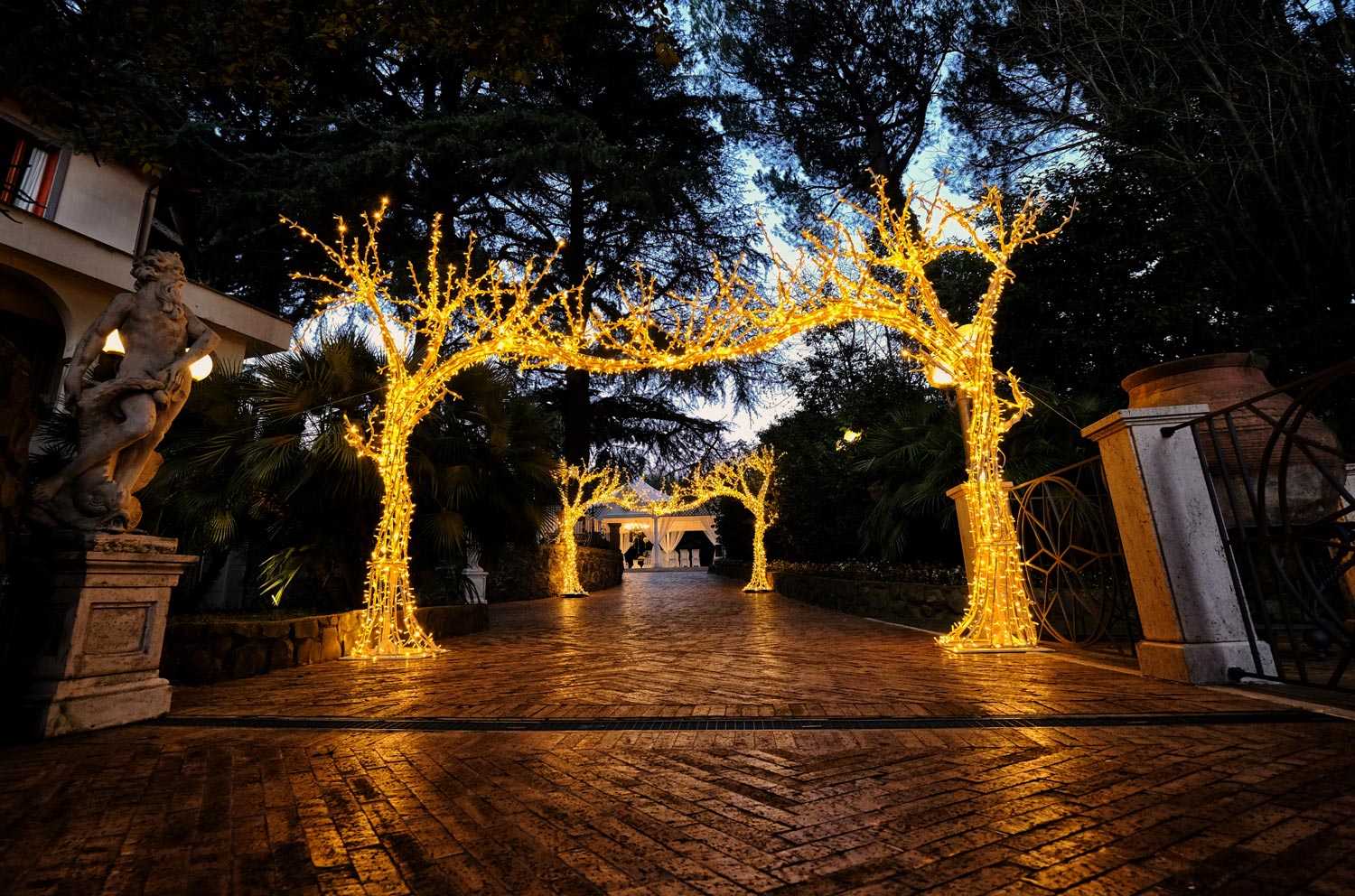 Illuminazione per matrimonio di viale con archi di alberi luminosi