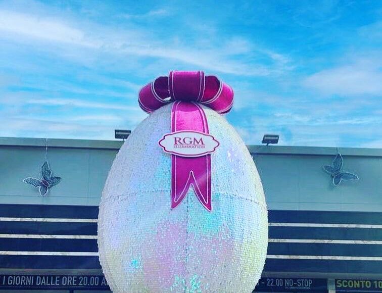 Allestimenti pasquali - Uovo gigante di Pasqua all'esterno del supermercato Agorà di Casalotti a Roma