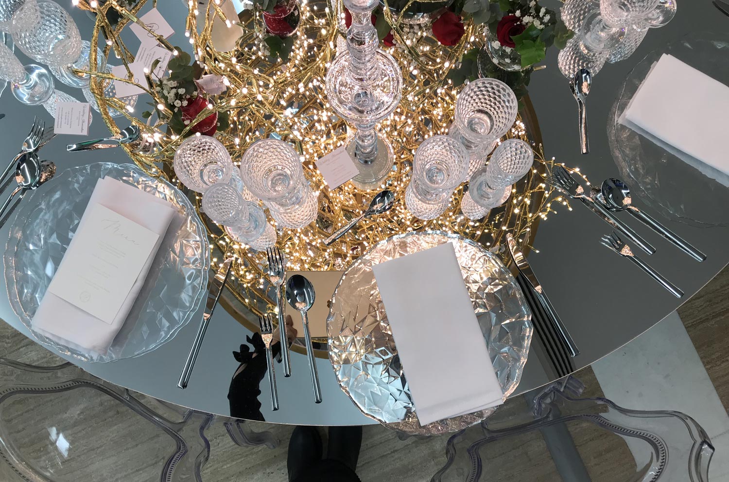 tavolo da sala matrimoniale illuminato con led oro