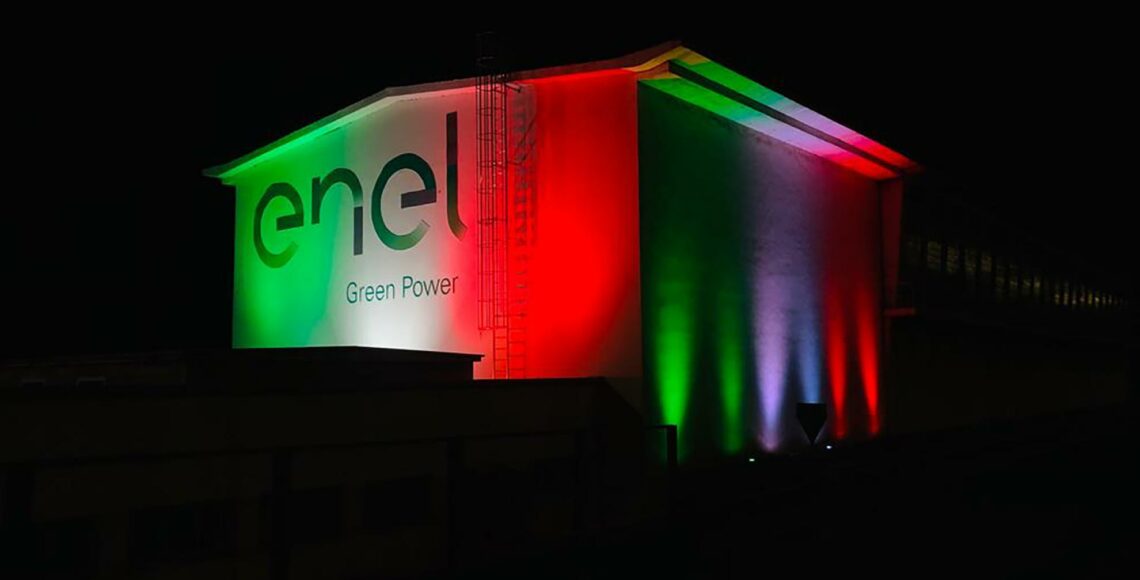 Illuminazione palazzi storici con tricolore italiano della sede di Enel Green Power a Castel Giubileo a Romaa