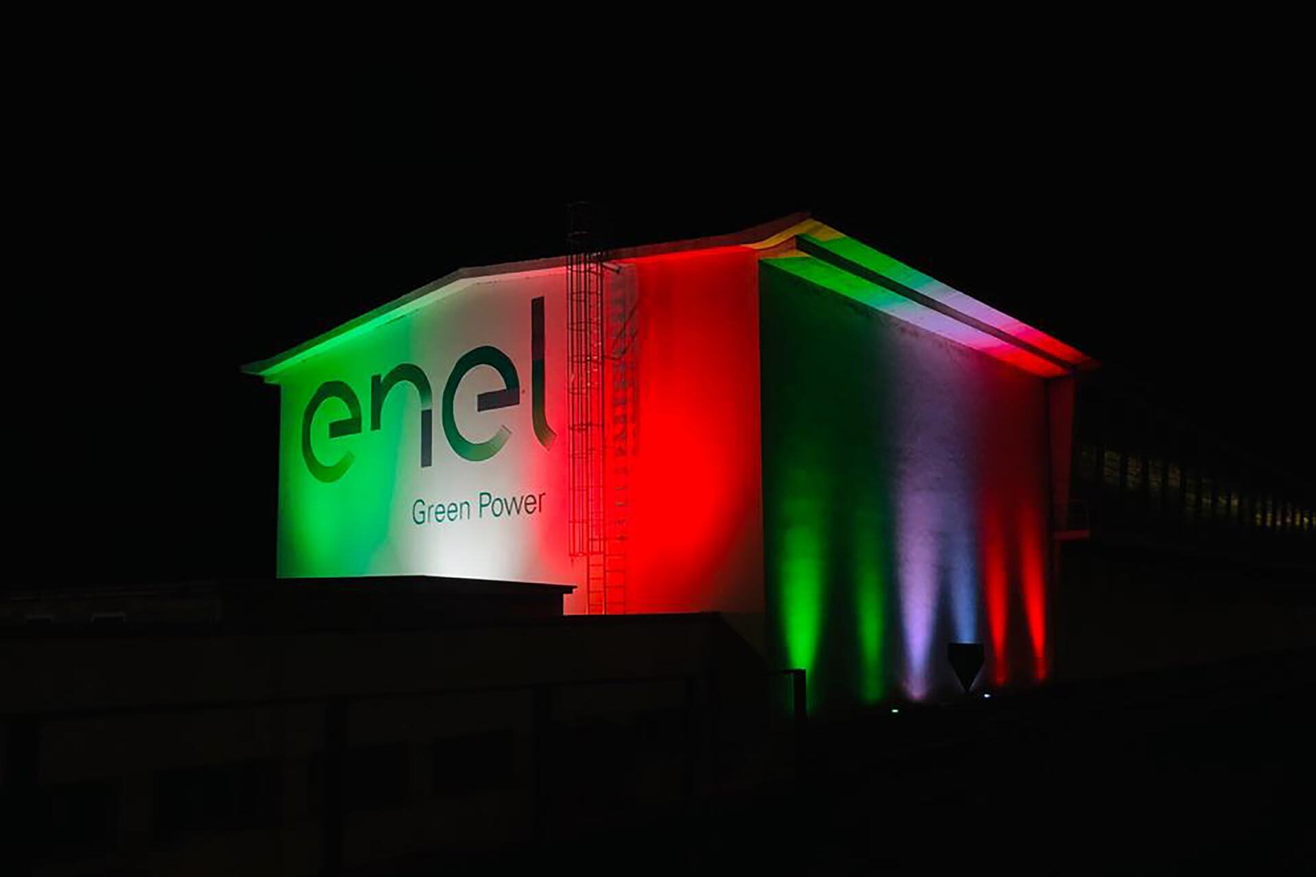 Illuminazione palazzi storici con tricolore italiano della sede di Enel Green Power a Castel Giubileo a Romaa