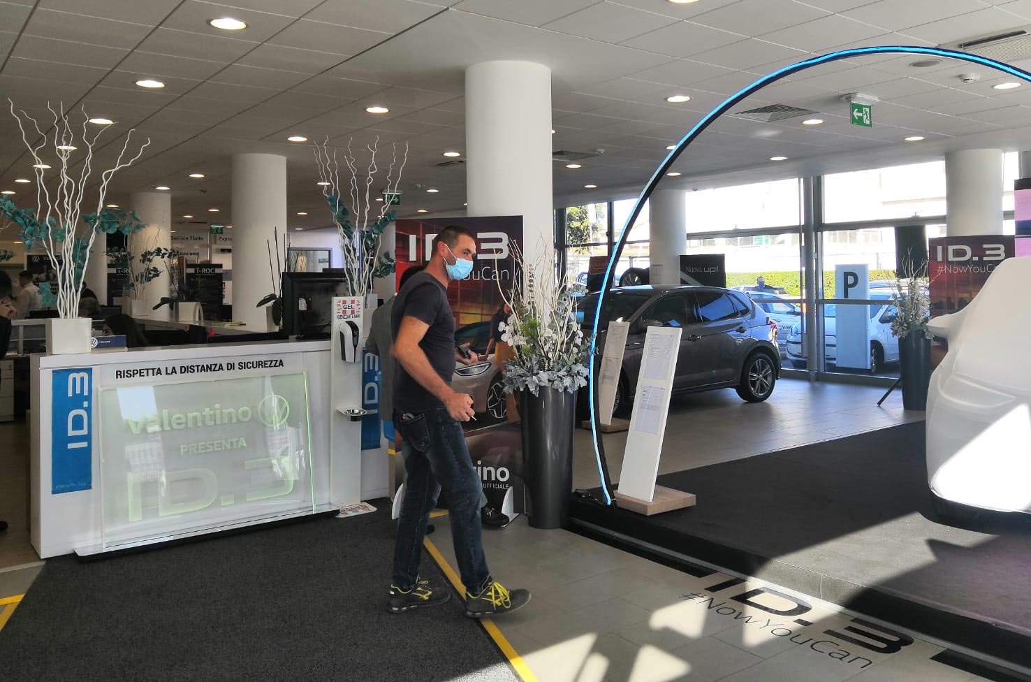 Lavori di illuminazione per l'evento lancio dell'auto elettrica Wolkswagen Id 3