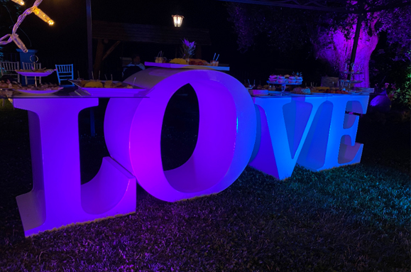 illuminazione matrimoniale con scritta gigante Love