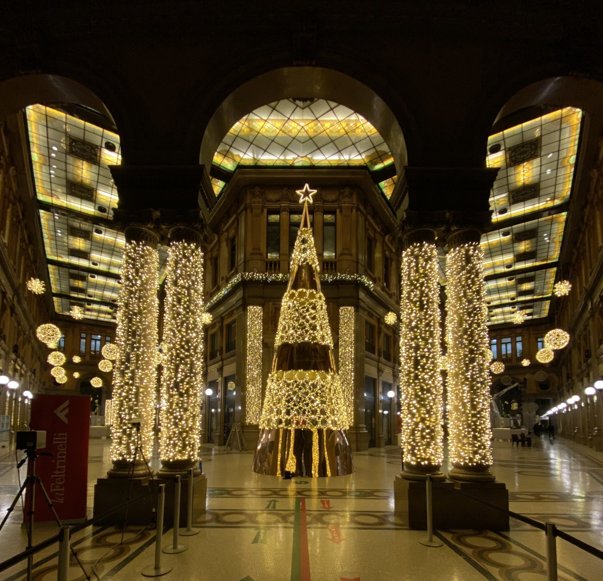 vista di una parte dell'illuminazione natalizie per locali commerciali
