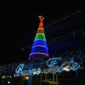 lluminazioni natalizie esterne per albero di Natale e scritta natalizia personalizzata
