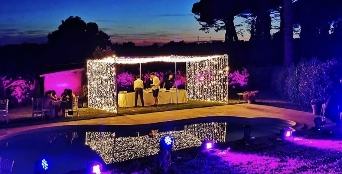 Come illuminare il giardino esterno di una festa