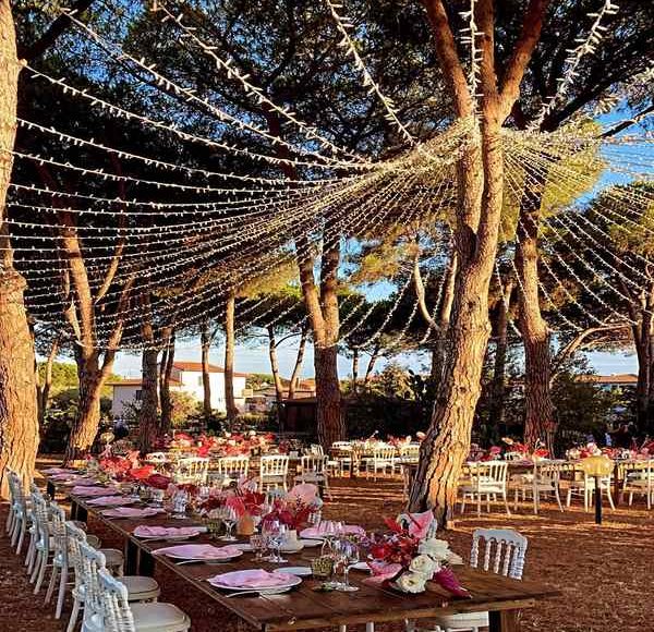 Illuminazione esterna per matrimonio all'aperto