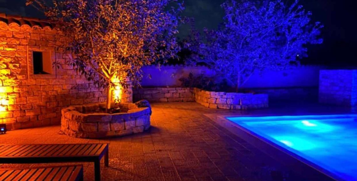 Illuminazione led di un ambiente esterno con piscina