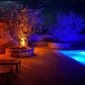 Illuminazione led di un ambiente esterno con piscina