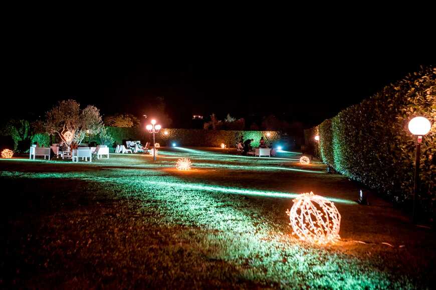 Luci di festa per ampio spazio esterno in villa