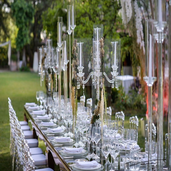 Allestimento tavoli per matrimonio elegante con candelabri