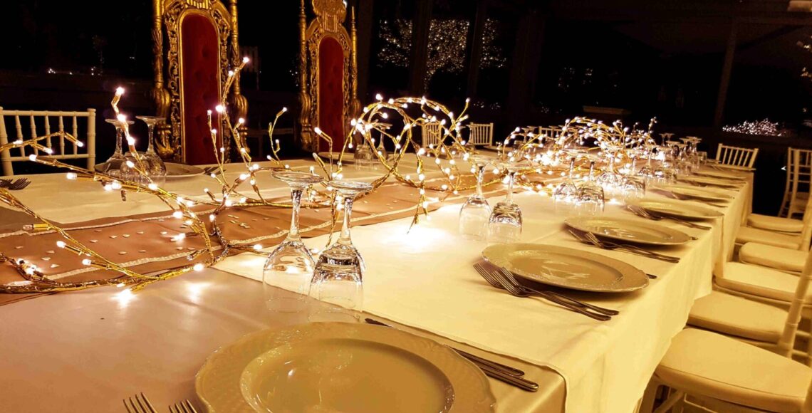 Allestimento per matrimonio con luci e servizio da tavolo