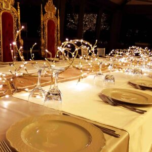 Allestimento per matrimonio con luci e servizio da tavolo