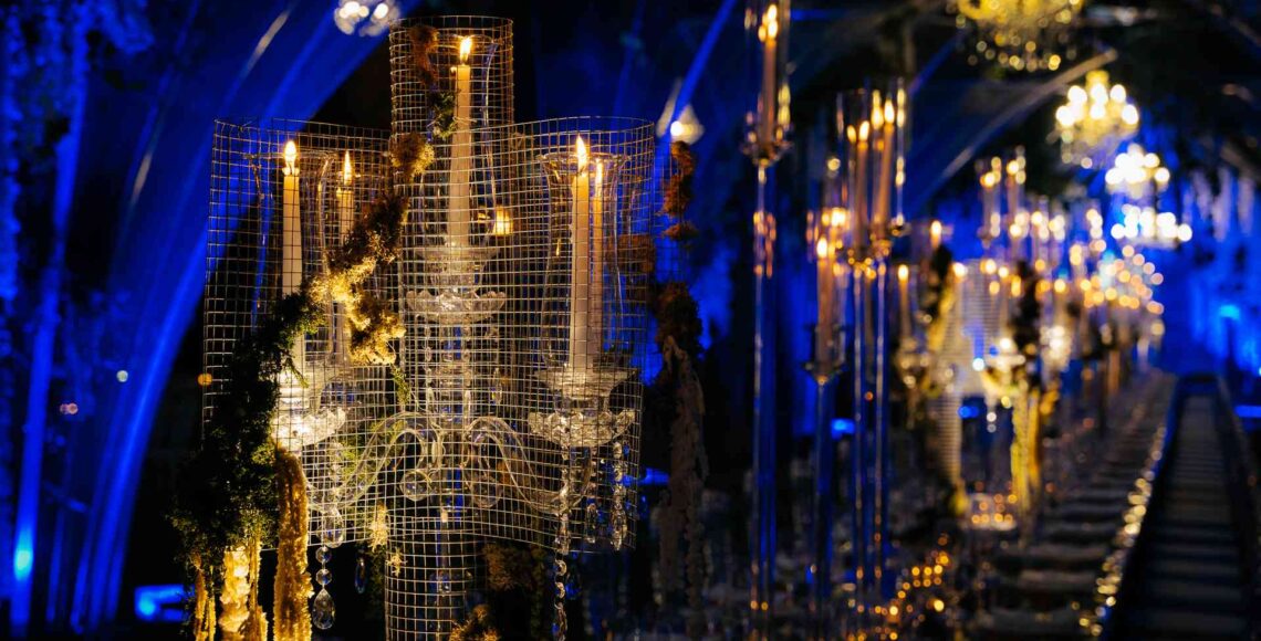 Allestimento di luci per matrimoni con candelabri da tavolo