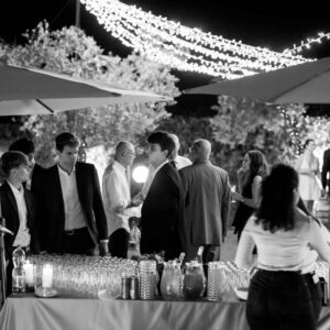 Rinfresco di una festa di compleanno tra invitati