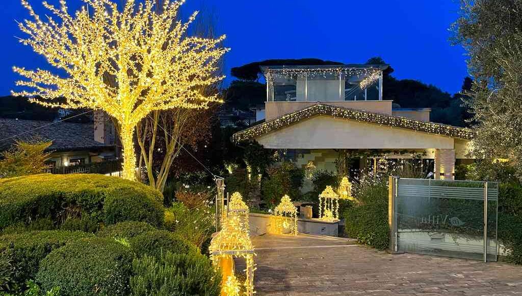 Illuminazione con dispositivi specifici di una villa per ricevimenti in occasione di un matrimonio invernale