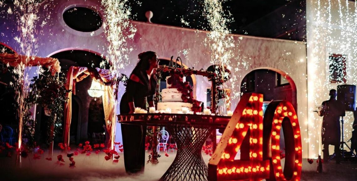 Festeggiata soffia sulle candeline durante una festa di compleanno per adulti