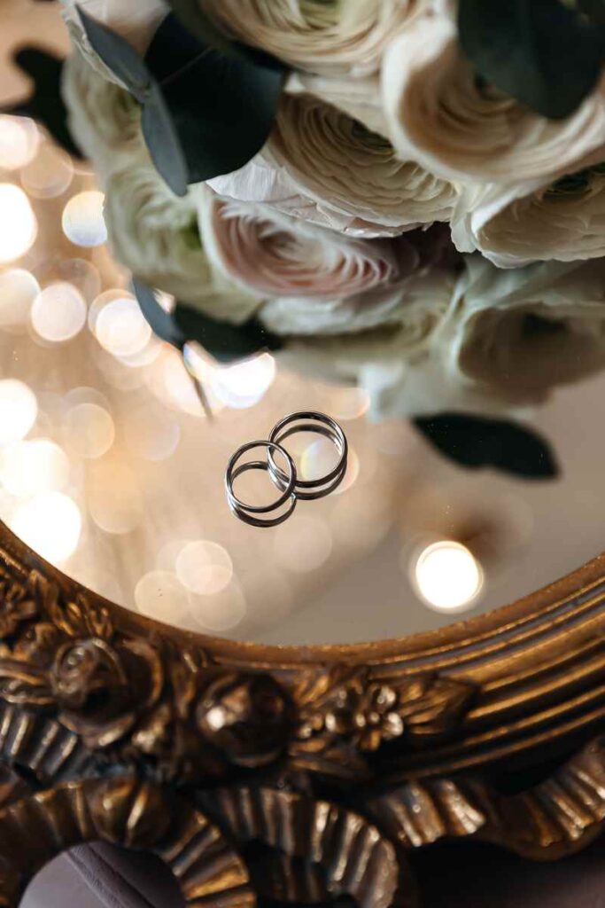 Anelli di anniversario di matrimonio sopra un tavolo a specchio