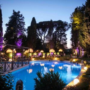 Anniversario di matrimonio serale in villa in piscina