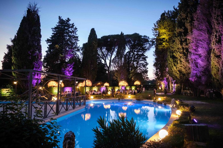 Anniversario di matrimonio serale in villa in piscina