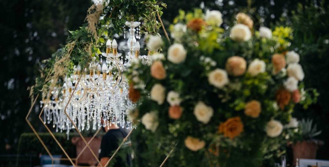 Scenografia da matrimonio incantevole con fiori e lampadari