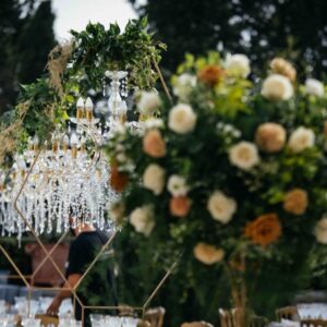 Scenografia da matrimonio incantevole con fiori e lampadari