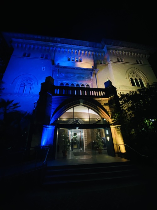 Illuminazione monumentale dell'Ambasciata Canadese a Roma con i colori della bandiera ucraina