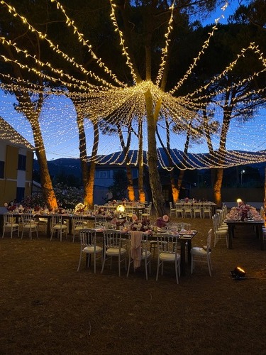 Allestimento particolare per nozze in giardino