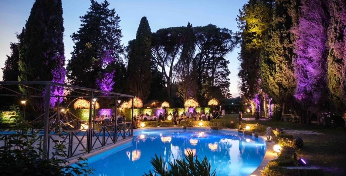 Matrimonio in giardino con piscina